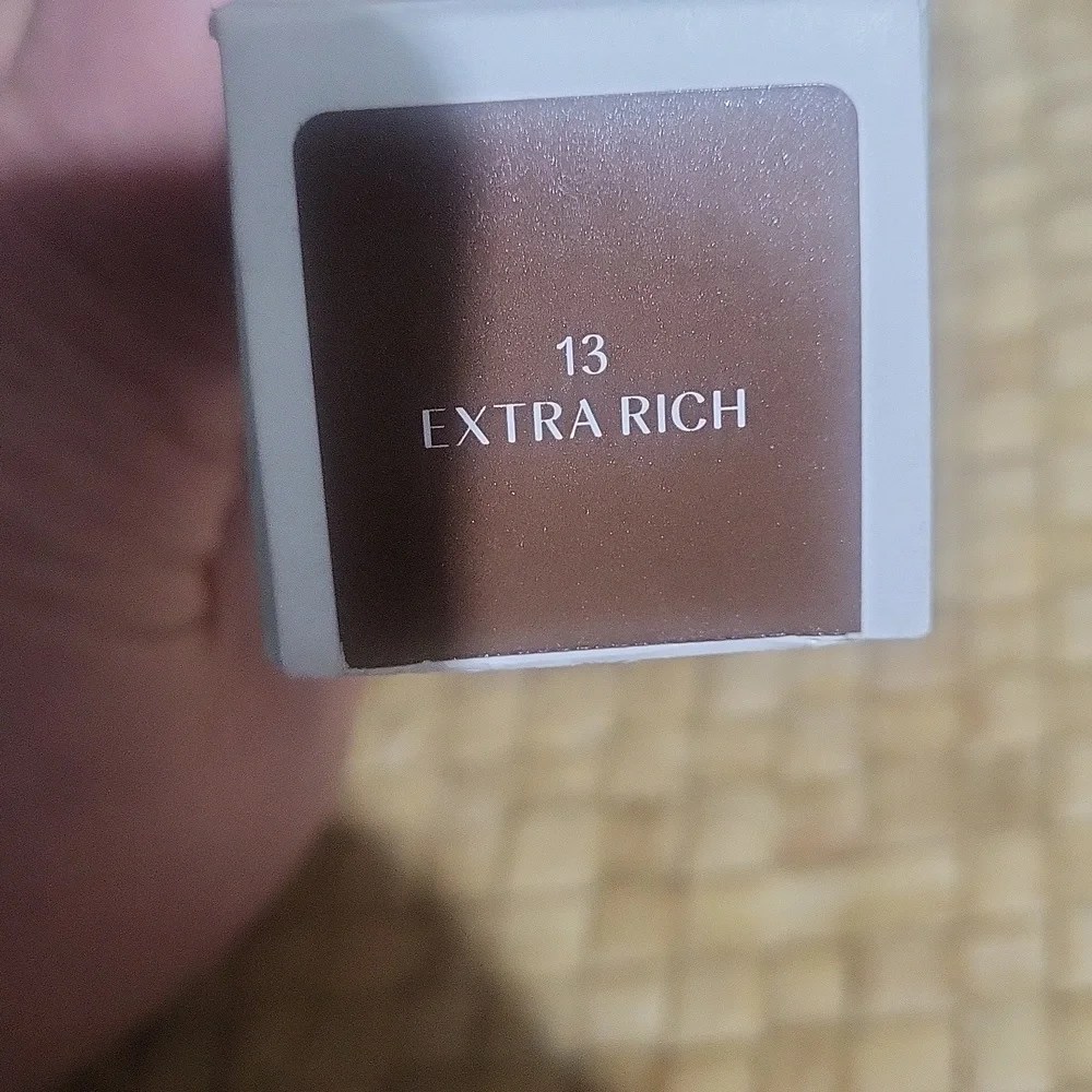 HUDA BEAUTY GloWish Multi-Dew Skin Tint